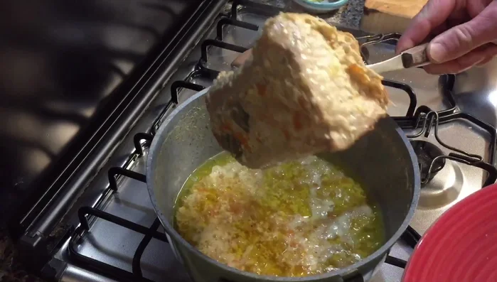 Togliere l'arista dal tegame e lasciarla riposare. Tagliare a fette.