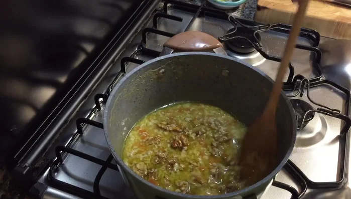 Aggiungere la crema di latte e frullare il tutto con un frullatore a immersione fino ad ottenere una crema liscia.