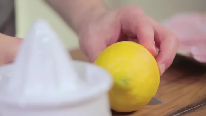 Spremere il succo di limone. Per una crema più densa, mescolare un po' di amido di mais con il succo di limone prima di aggiungerlo in padella. (130.759)