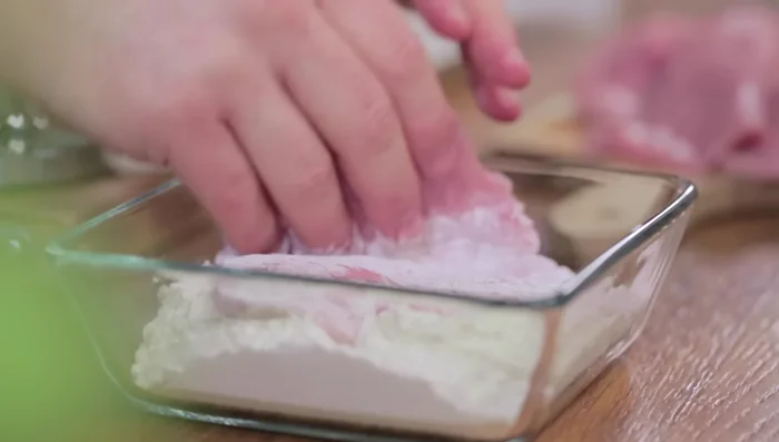 Passare le fettine nella farina (o nell'amido di mais/farina di riso per la versione gluten-free), eliminando l'eccesso. (57.32)