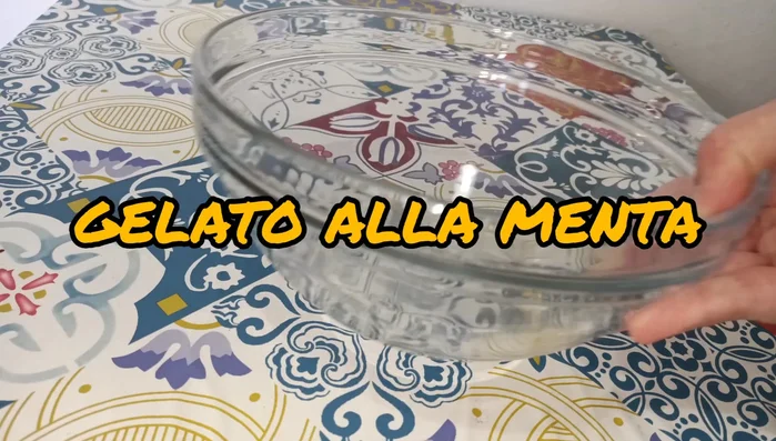Versare in una ciotola 500 ml di latte parzialmente scremato (o latte vegetale a scelta).
