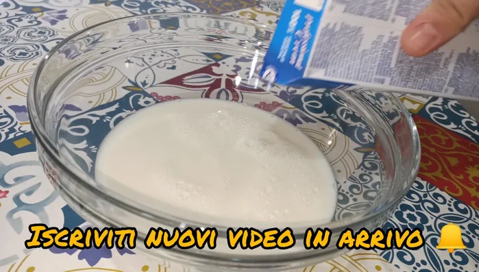 Aggiungere 300 ml di panna zuccherata da montare (già fredda dal frigo).