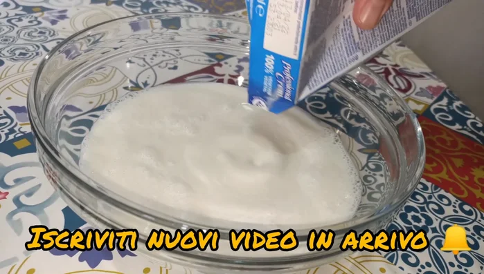 Unire 100 g di zucchero bianco (meglio se semolato per una migliore solubilità) e 150 ml di sciroppo di menta.