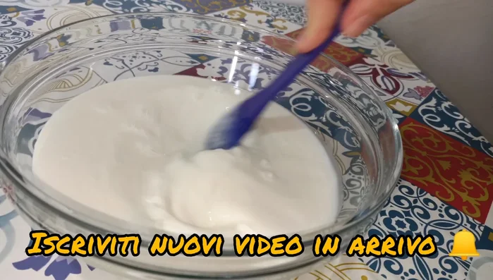 Conservare la miscela in freezer per almeno 2-3 ore.