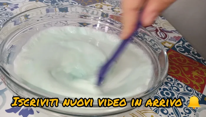 Dopo 2-3 ore, riprendere la miscela dal freezer. Controllare che non ci siano cristalli di ghiaccio.