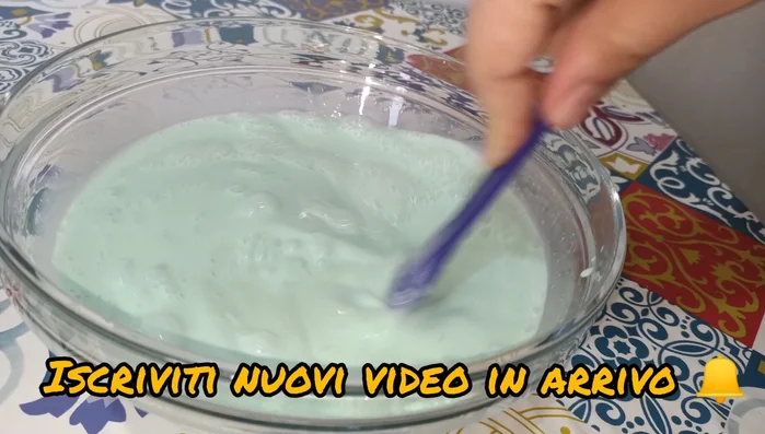 Versare la miscela nella gelatiera e azionarla seguendo le istruzioni del produttore (circa 30 minuti).
