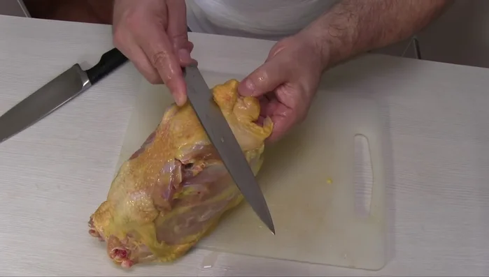 Eliminare la parte sopra il “culetto” del pollo [148.34]