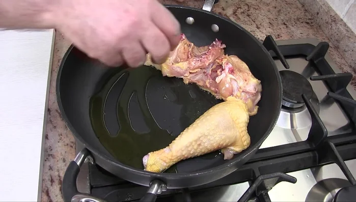 In una padella antiaderente, aggiungere olio e cuocere i tranci di pollo con la pelle verso il basso per 7-8 minuti a fuoco medio [166.299]