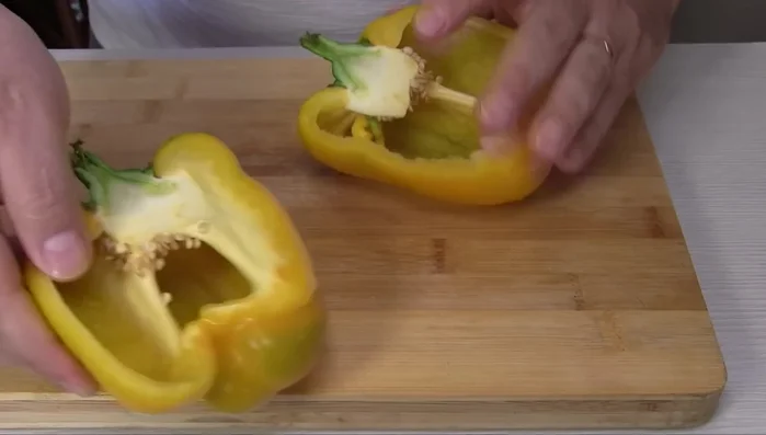 Preparare i peperoni: tagliarli a metà, eliminare semi e filamenti bianchi [259.93]