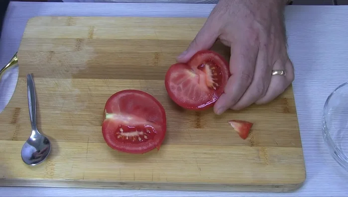 Preparare i pomodori: eliminare la parte centrale e i semi, ricavando solo la polpa esterna [294.31]