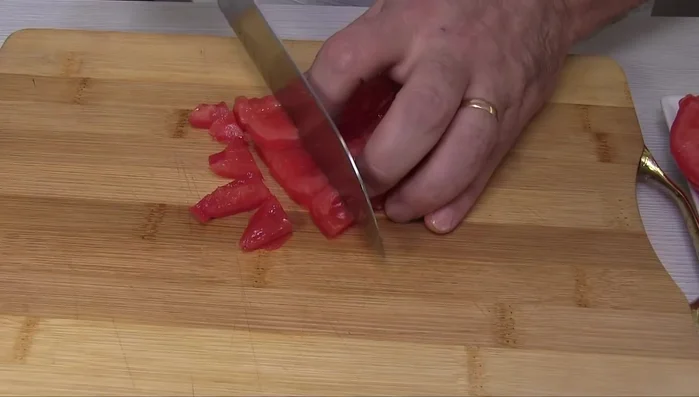 Tagliare i pomodori a tocchetti [337.93]