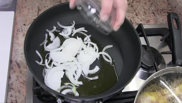 In una padella, aggiungere olio, cipolla e mezzo bicchiere d'acqua. Rosolare la cipolla fino a renderla trasparente [353.4]