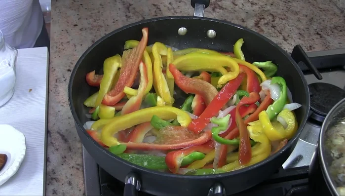 Aggiungere i peperoni, sale e pepe. Cuocere a fuoco vivo, mescolando [377.65]