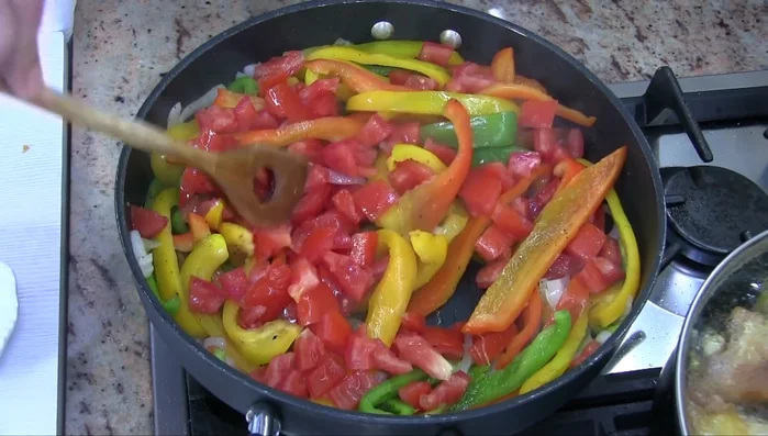 Aggiungere i pomodori, zucchero e aceto balsamico (facoltativo) [402.18]