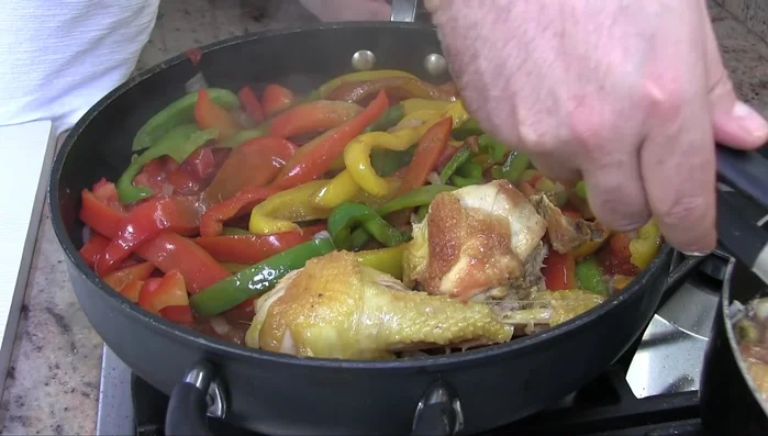 Aggiungere il pollo ai peperoni e cuocere per altri 10 minuti [463.319]