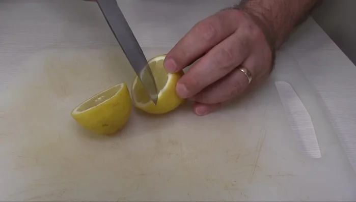 Lavare e pulire il pollo con il limone (o aceto) [79.92]