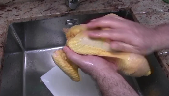 Eliminare gli eccessi di grasso e eventuali piume [87.06]