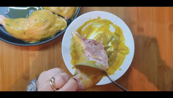 Cospargiamo il pollo con la salsa preparata, assicurandoci di ricoprire tutta la superficie, compresa la pelle.