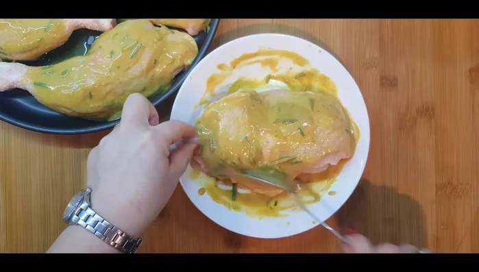 Mettiamo il pollo in una teglia oliata.