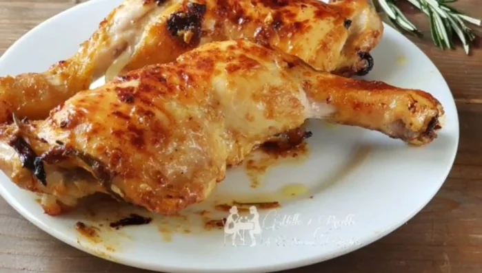 Cuociamo il pollo in forno.