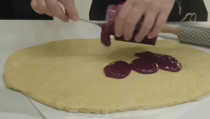 Spalmare la marmellata scelta sull'ovale di pasta frolla.
