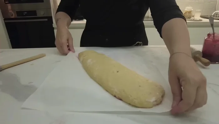 Disporre la ciambella su una teglia foderata con carta forno. Appiattire leggermente.
