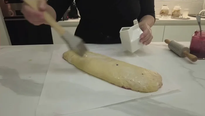 Spennellare la superficie con il latte e cospargere con granella di zucchero e mandorle a lamelle (o solo granella o mandorle, a piacere). Aggiungere un po' di zucchero semolato sopra per far caramellare le mandorle.