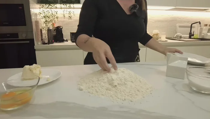 Preparare la pasta frolla: In una ciotola, mescolare farina, zucchero, lievito, sale. Aggiungere le uova, il burro freddo a pezzi, il liquore e il latte (aggiungendolo gradualmente se necessario). Impastare brevemente, evitando di lavorare troppo l'impasto. Se l'impasto risulta troppo appiccicoso, farlo riposare per 30 minuti in frigorifero.