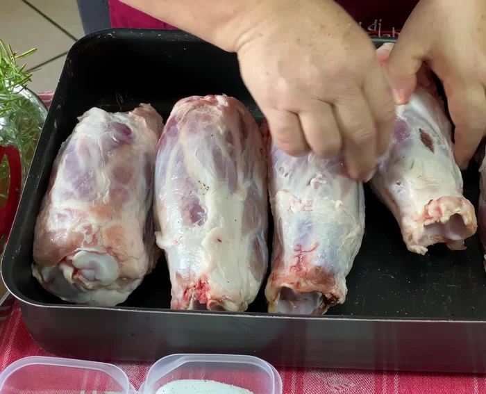 Salare e pepare gli stinchi.