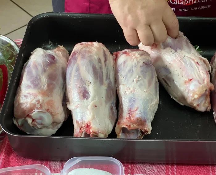 Inserire rametti di rosmarino nelle incisioni.