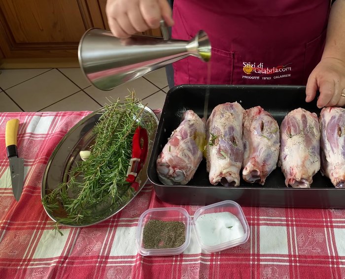 Sistemare gli stinchi in una teglia, aggiungere abbondante olio extravergine di oliva e sale.