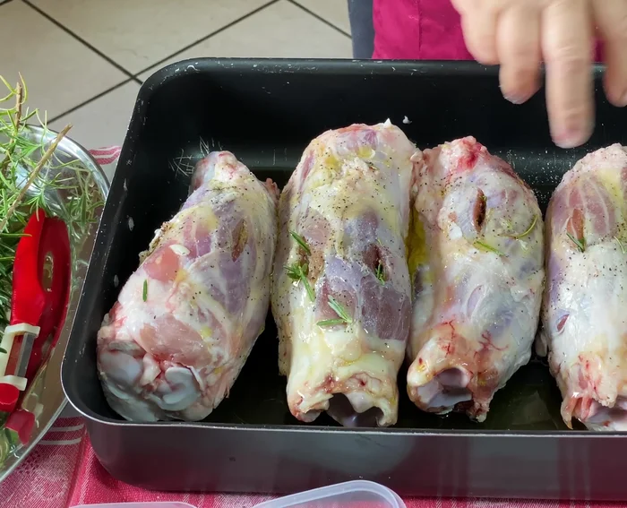 Rosolare gli stinchi in forno a massima potenza per circa 30 minuti. (Se il forno non è potente, rosolare in padella prima).