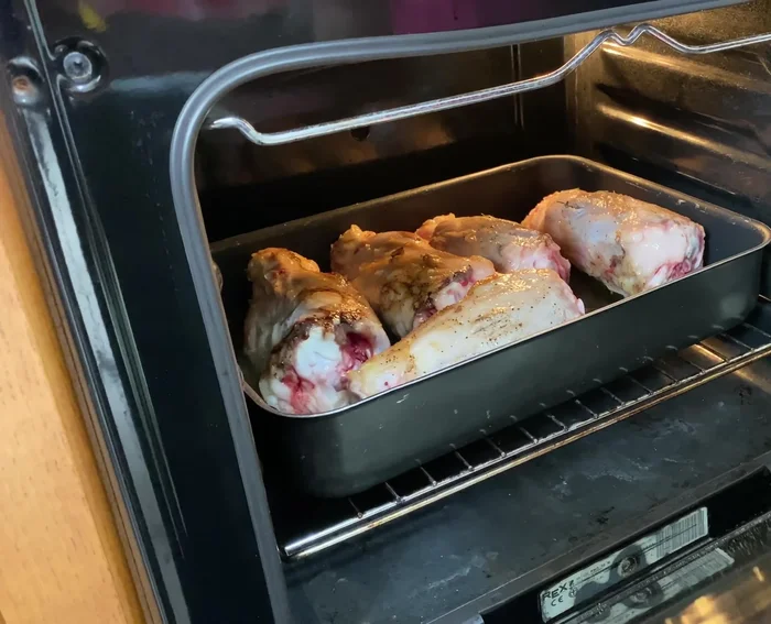 Abbassare la temperatura del forno a 180°C e cuocere per un'altra ora.