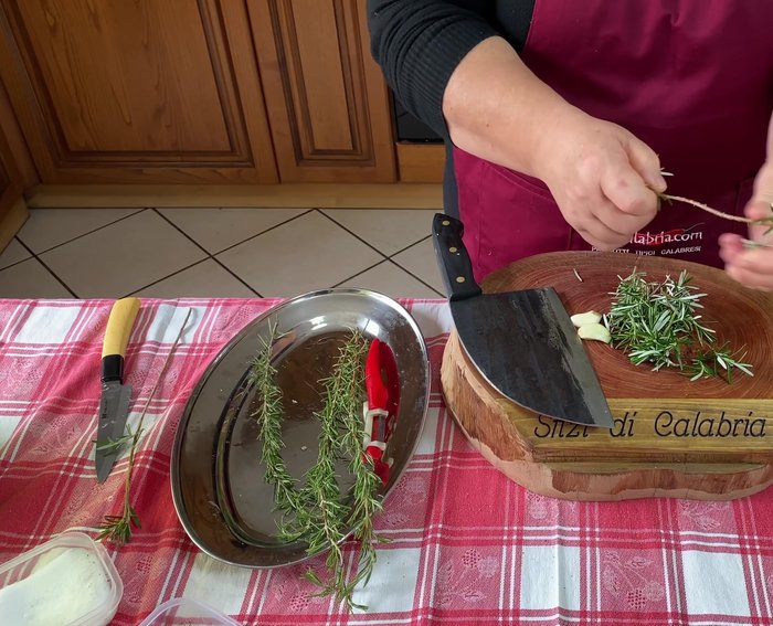 Nel frattempo, preparare un battuto di rosmarino e aglio.