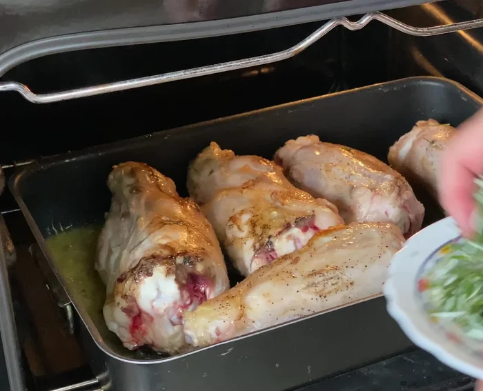 Aggiungere il battuto di rosmarino e aglio agli stinchi.