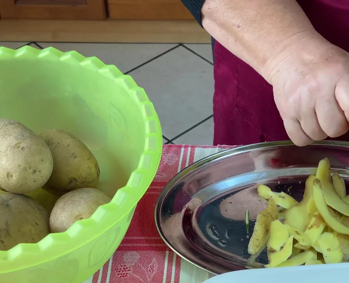 Dopo un'ora di cottura a 180°C, aggiungere le patate alla teglia e cuocere per un'altra ora.