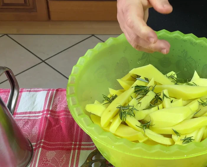 Aggiungere le patate, condire con rosmarino, sale e olio.