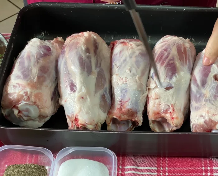 Incidere il muscolo dello stinco con la punta del coltello fino all'osso, facendo attenzione a non tagliarsi. Evita di incidere anche la parte del piatto per gustarlo al meglio.