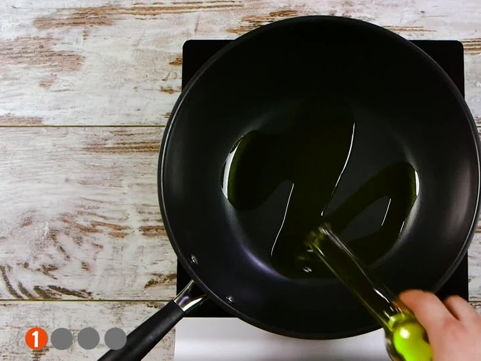 Iniziare la preparazione del piatto.
