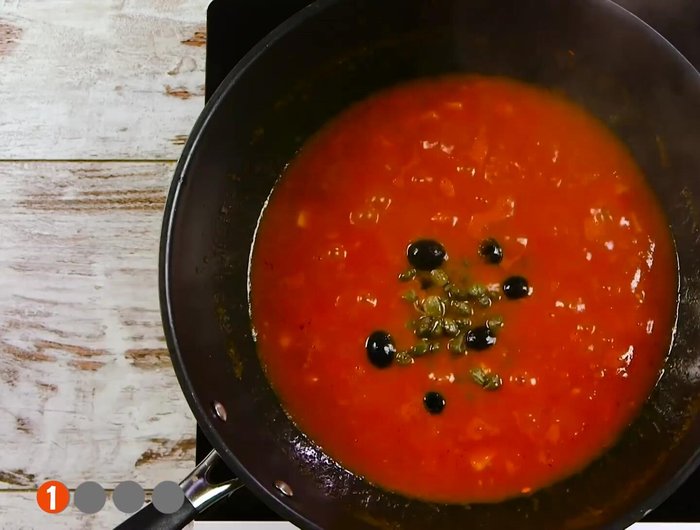 Preparazione del sugo o condimento scelto.
