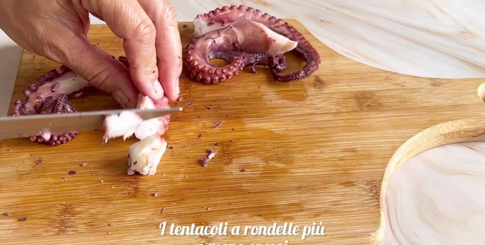 In un'ampia ciotola, mettere i pezzetti di polpo, le olive, i capperi dissalati, il prezzemolo tritato, l'olio, il sale. Mescolare bene.