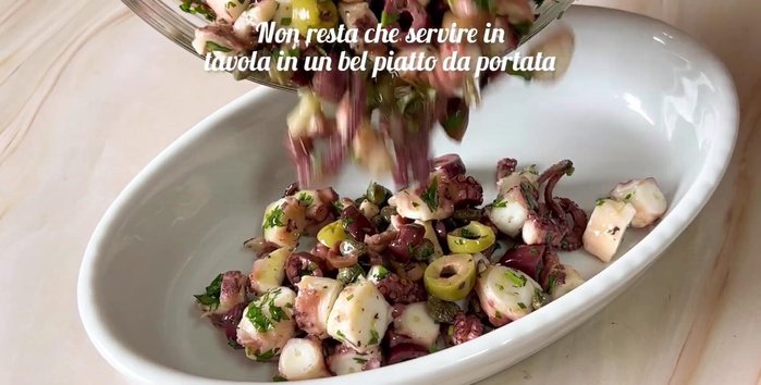 Trasferire il polpo in un piatto da portata e servire.