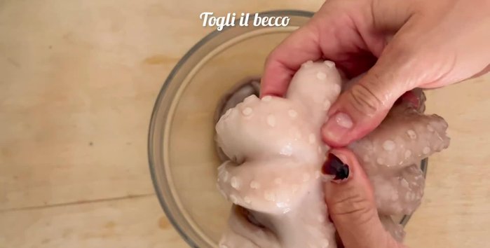 Se il polpo è congelato, scongelarlo in frigorifero per alcune ore.