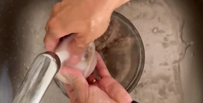 Pulire accuratamente il polpo: togliere il becco, rovesciare la testa ed eliminare le interiora con un coltellino. Togliere gli occhi e sciacquare bene sotto acqua corrente.