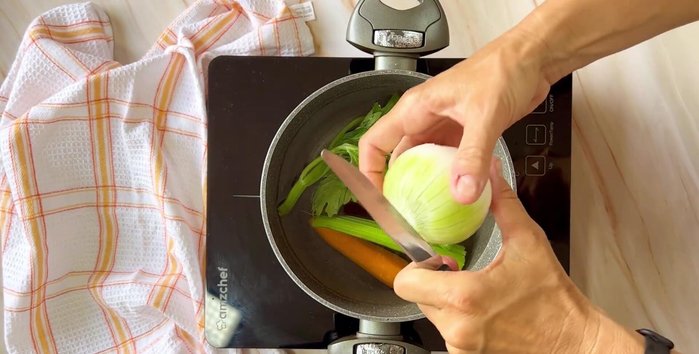 Mondare, pelare e lavare sedano, carote e cipolla. Tagliarle grossolanamente.