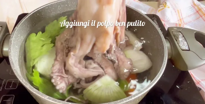 In una casseruola ampia, mettere le verdure nell'acqua fredda, aggiungere il polpo e cuocere a fiamma dolce per 40 minuti.