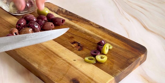 Tagliare a rondelle le olive (se già denocciolate) e a pezzetti il prezzemolo. Mettere le olive in una ciotola e riporre in frigorifero.