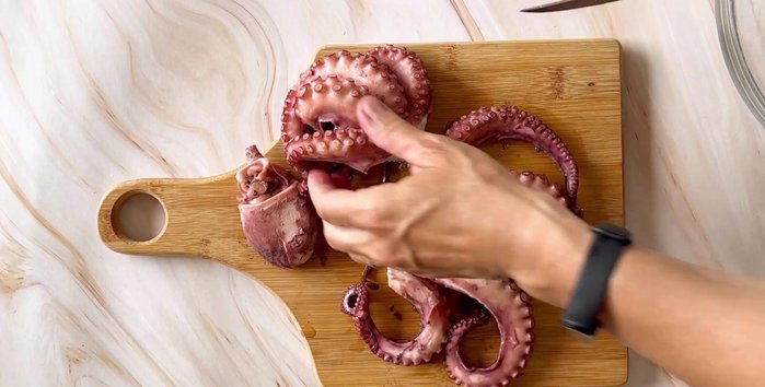 Tagliare il polpo: dividere la testa dai tentacoli, tagliare la testa a striscioline poi a dadini piccoli. Tagliare i tentacoli della dimensione desiderata (1 cm o più).