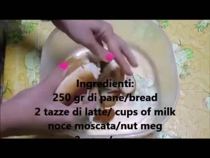 Tagliare il pane raffermo a pezzettini piccoli. Più piccoli saranno i pezzi, meglio sarà.