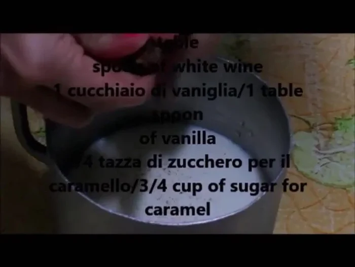 In un pentolino, mettere il latte, la noce moscata, le uova, un pizzico di sale e mescolare.